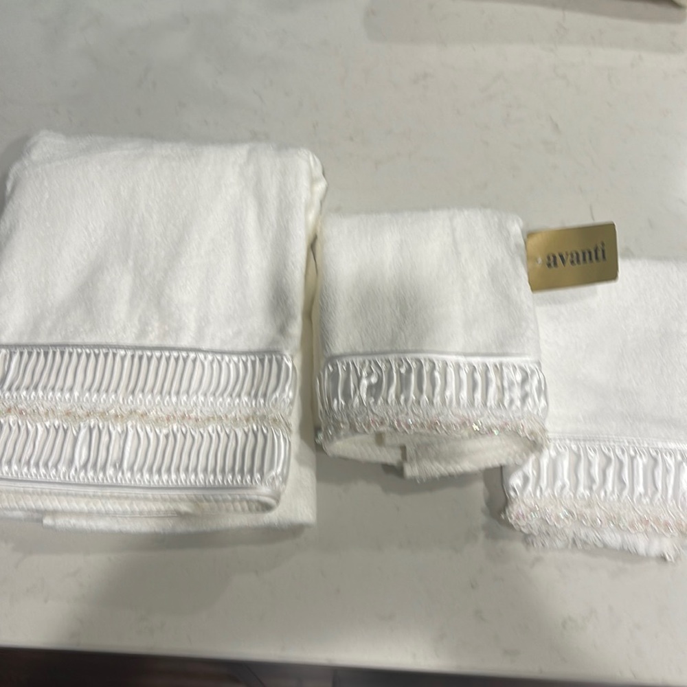 Brand new 3 piece towel set